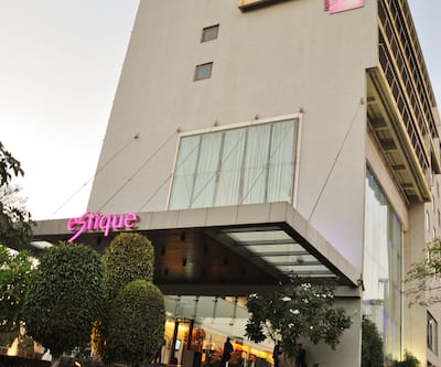 https://imgcld.yatra.com/ytimages/image/upload/t_hotel_yatra_city_desktop/v1390999321/Domestic Hotels/Hotels_Pune/Hotel Parc Estique/PUNE_Parc_Estique_facade1.jpg